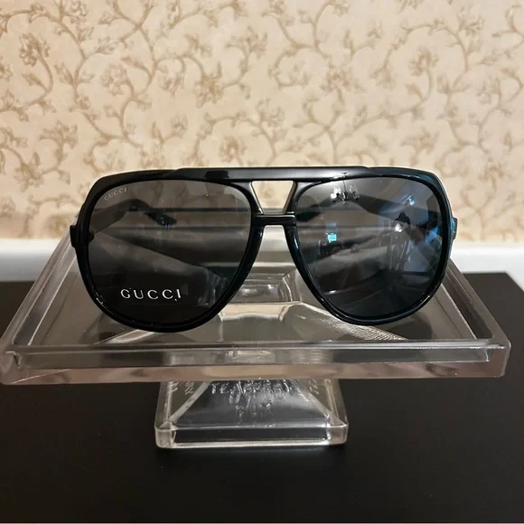 Gently Used Gucci shades sunglasses black - Picture 4 of 9